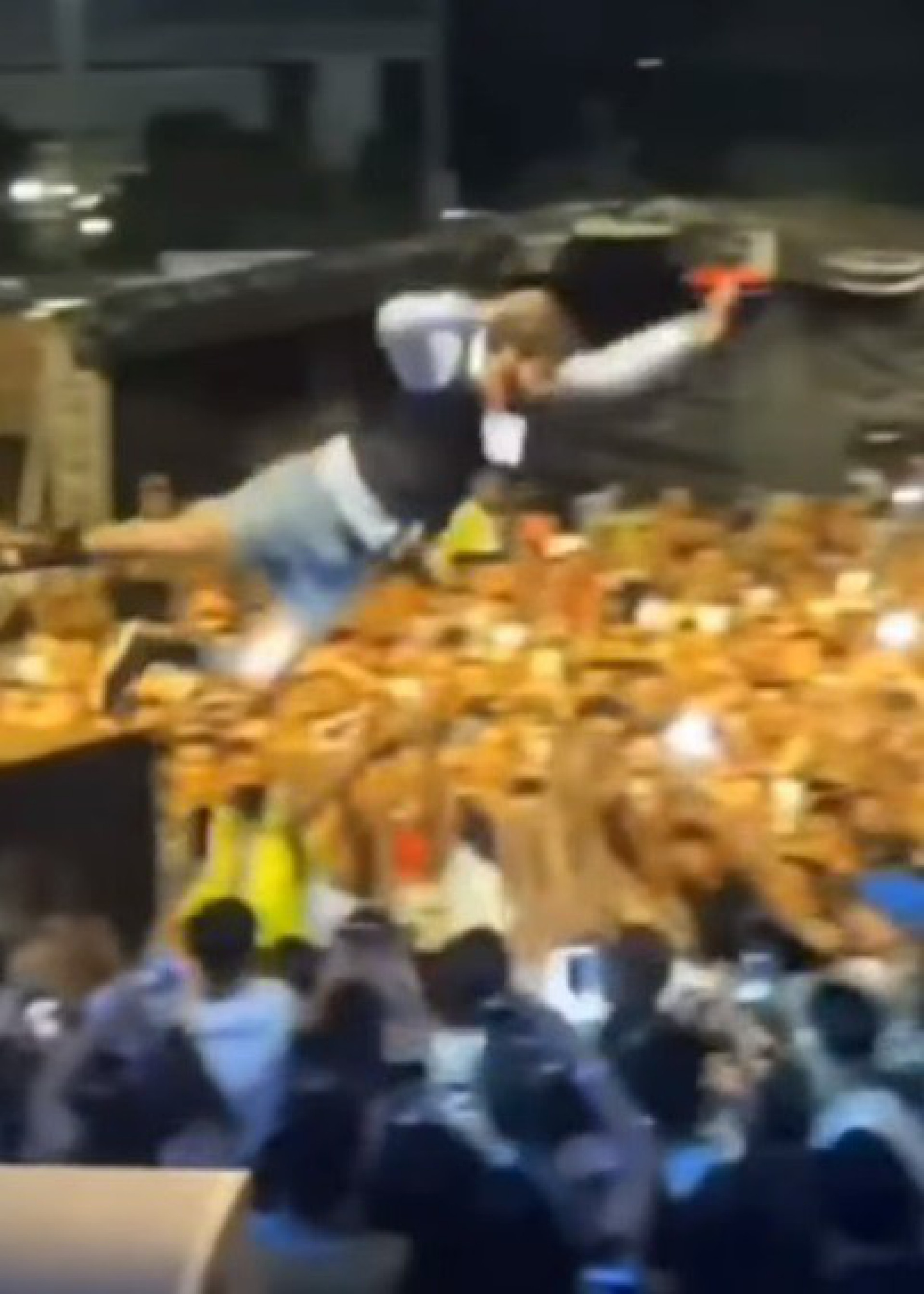 Diego Defante se machuca após pular do palco e ninguém o segurar - reprodução