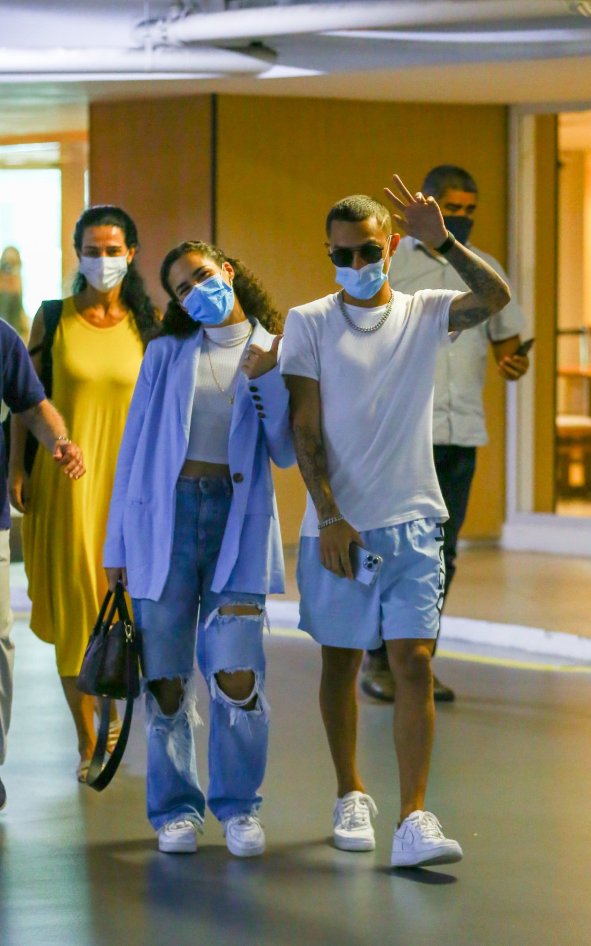 L&iacute;vian Arag&atilde;o &eacute; clicada ao lado do namorado e dos pais em shopping da Zona Oeste do Rio