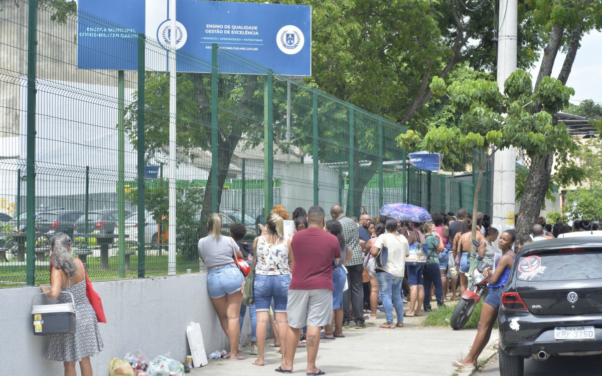 Filas grande de pais, buscando matr&iacute;cula, na porta do Col&eacute;gio C&iacute;vico Militar Carioca, no bairro do Rocha, na manh&atilde; desta segunda-feira (14).