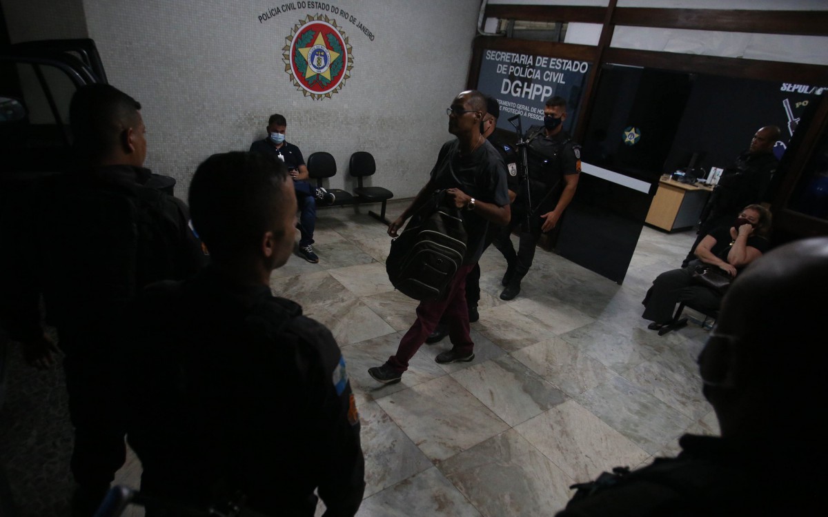Rio,14/02/2022- Niteroi, Delegacia de Homicidios de Niteroi,vendedor de balas e morto com um tiro por policial militar de folga na estacao das barcas de Niteroi. Na foto. policial militar saindo da DH  .Foto: Cleber Mendes/Ag&ecirc;ncia O Dia      