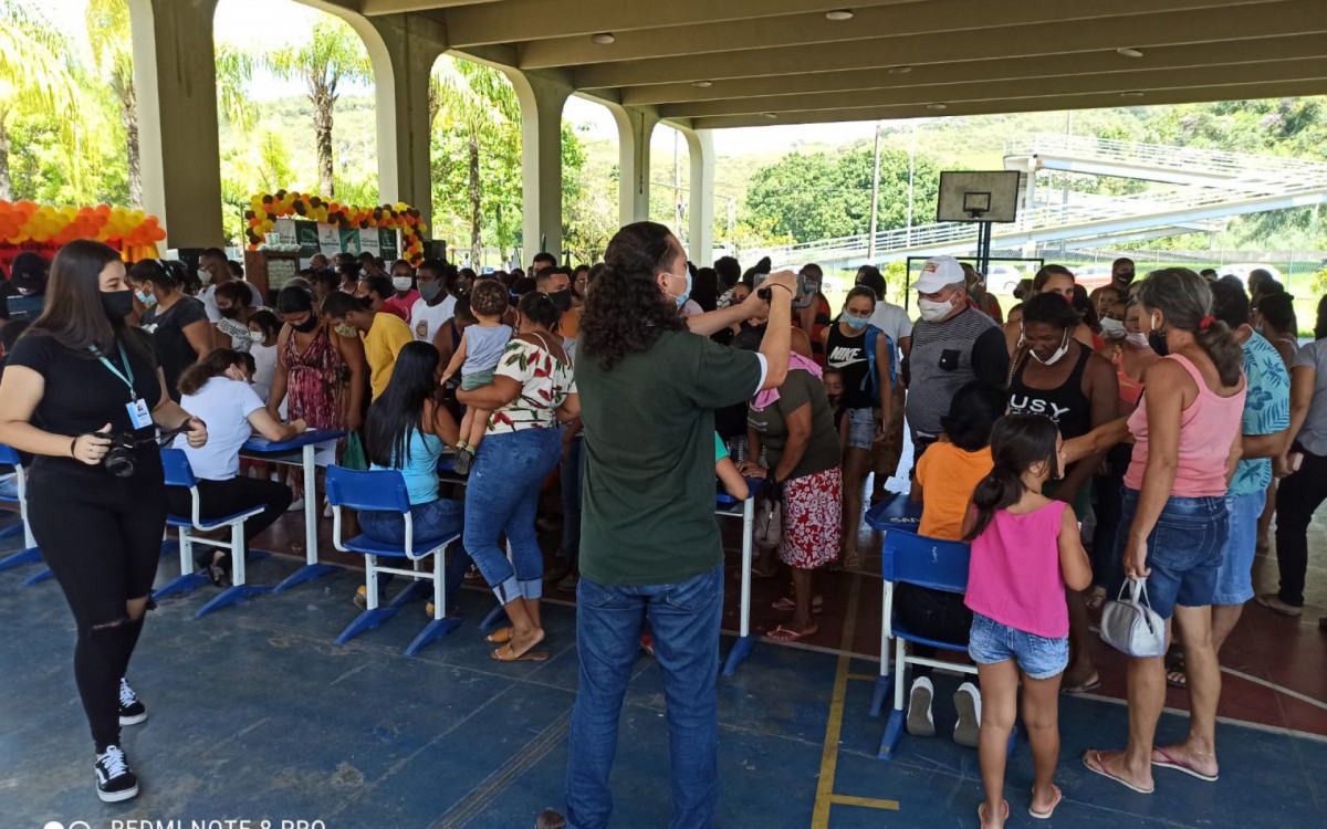 Pais dos alunos retiram kit escolar