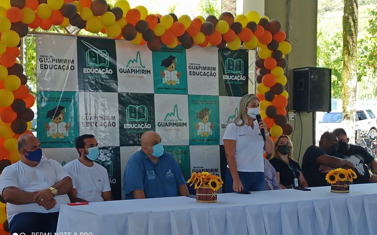 A prefeita de Guapimirim, Marina Rocha, comenta da import&acirc;ncia do material para os alunos