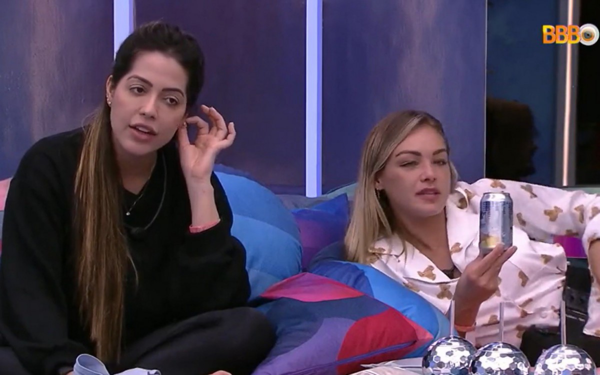 Bárbara conversa com Laís na casa do 'BBB' (acima). Após eliminação, ela participa do café da manhã do 'Mais Você', na Globo - Reprodução/Globoplay