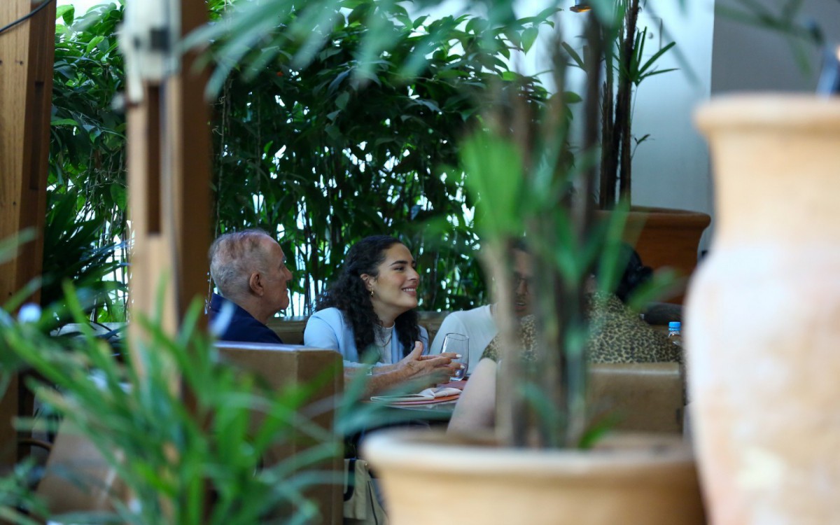 L&iacute;vian Arag&atilde;o &eacute; clicada ao lado do namorado e dos pais em shopping da Zona Oeste do Rio