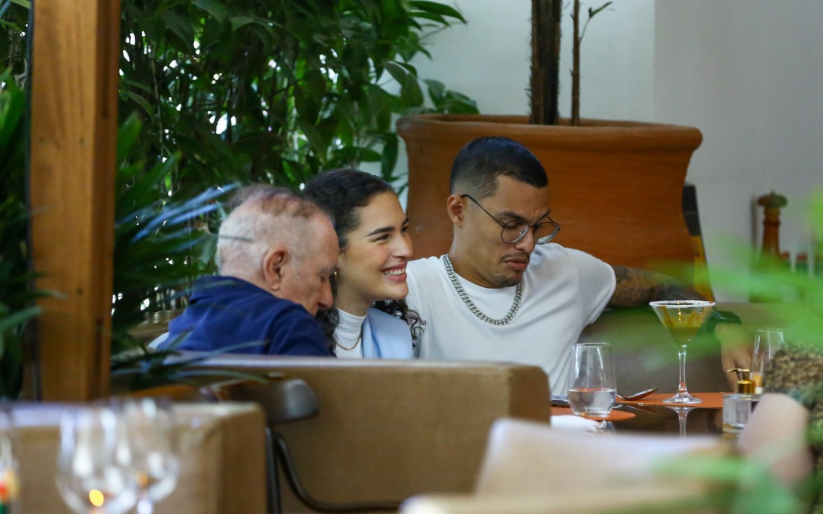 L&iacute;vian Arag&atilde;o &eacute; clicada ao lado do namorado e dos pais em shopping da Zona Oeste do Rio