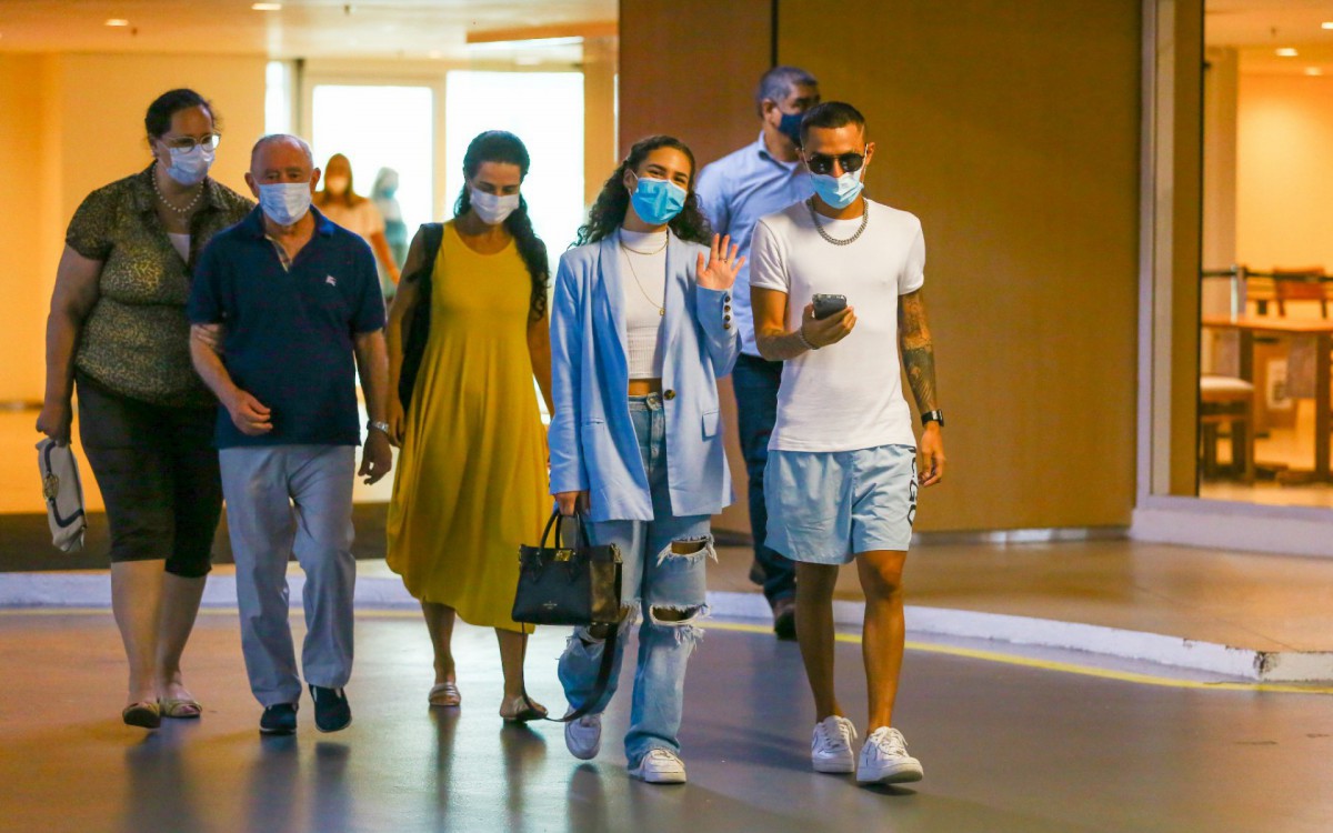 L&iacute;vian Arag&atilde;o &eacute; clicada ao lado do namorado e dos pais em shopping da Zona Oeste do Rio