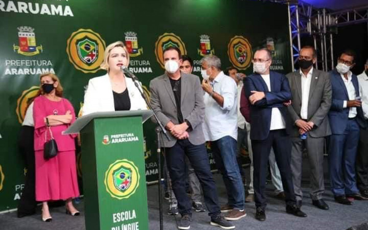 Prefeita de Araruama est&aacute; sendo acusada de abuso de poder econ&ocirc;mico. Novo desgaste, especialmente ao marido, que apesar de ineleg&iacute;vel, tenta na justi&ccedil;a ser candidato a deputado