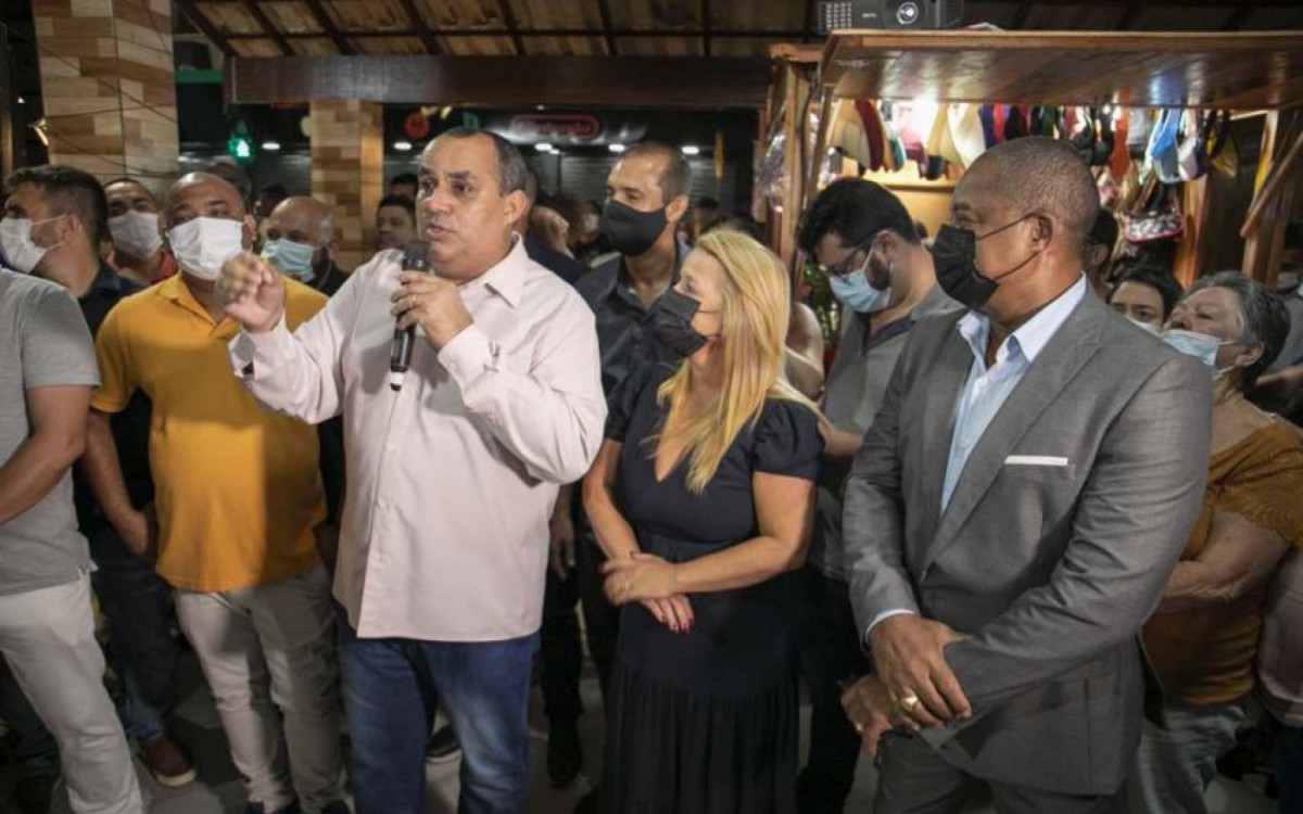 O shopping de rua de Rio das Ostras recebeu o nome de "Juamir Moreira Jorge", conhecido na cidade como "Mica". Nascido em Rio das Ostras no ano 1954, foi considerado um homem simples, alegre, trabalhador, &iacute;ntegro e honesto