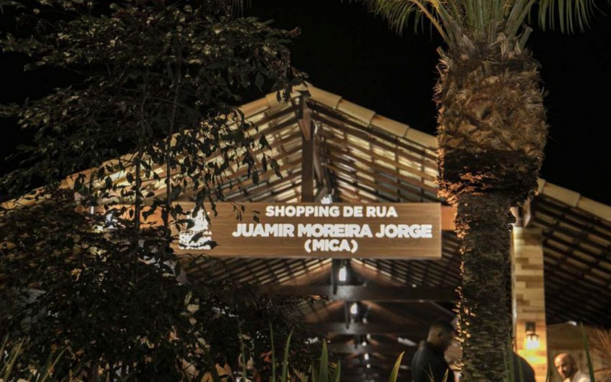 O shopping de rua de Rio das Ostras recebeu o nome de "Juamir Moreira Jorge", conhecido na cidade como "Mica". Nascido em Rio das Ostras no ano 1954, foi considerado um homem simples, alegre, trabalhador, íntegro e honesto - Allexandre Costa