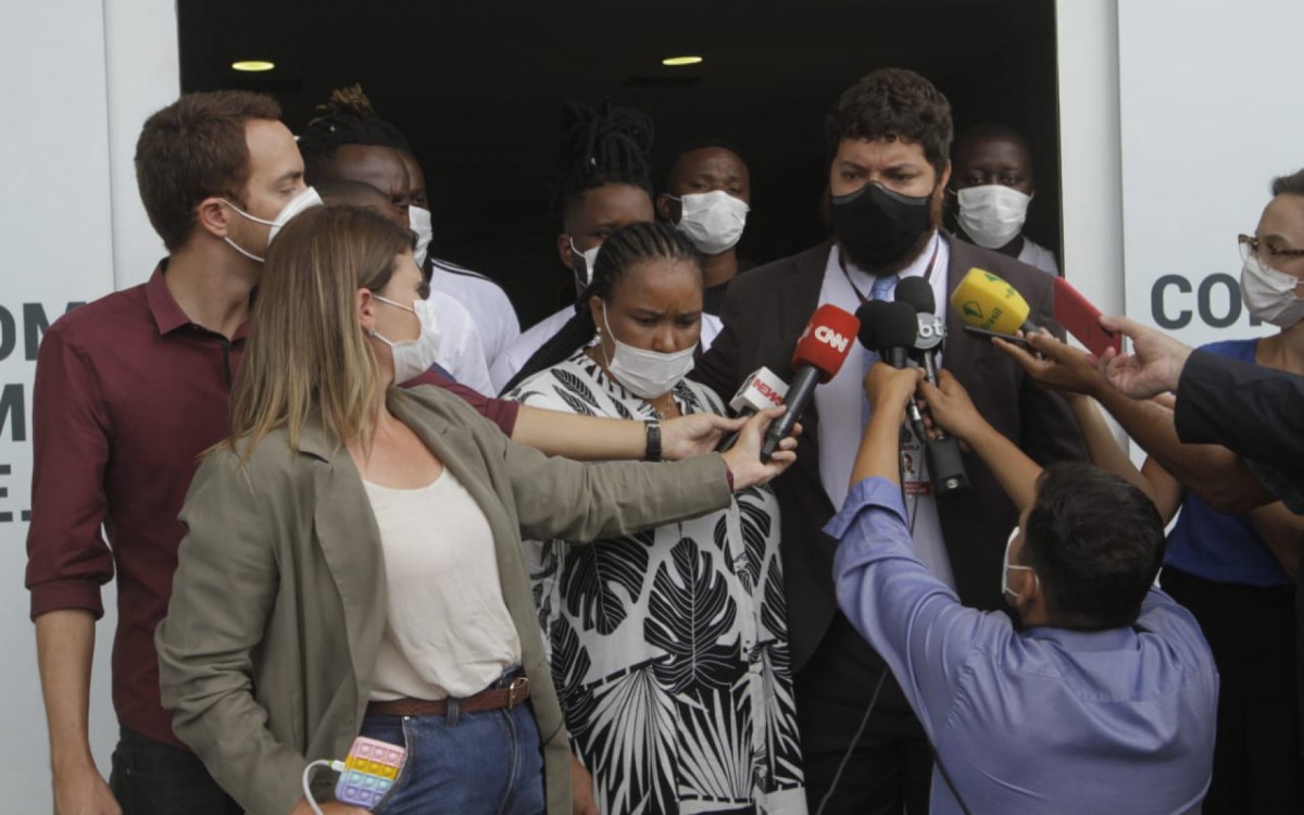 Família de Moïse Kabagambe e o advogado Rodrigo Mondego, da OAB - Marcos Porto / Agência O Dia