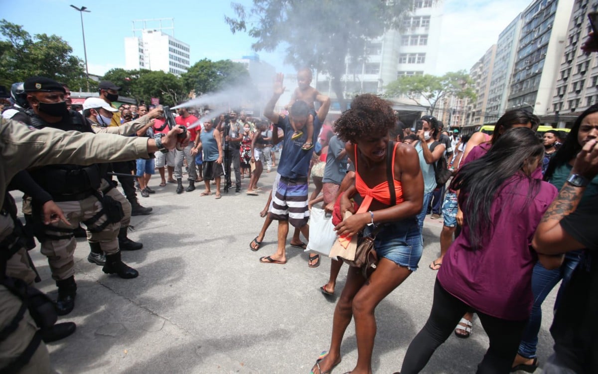 Guarda municipal dispara spray de pimenta em pai e criança de colo - Cleber Mendes/Agência O Dia