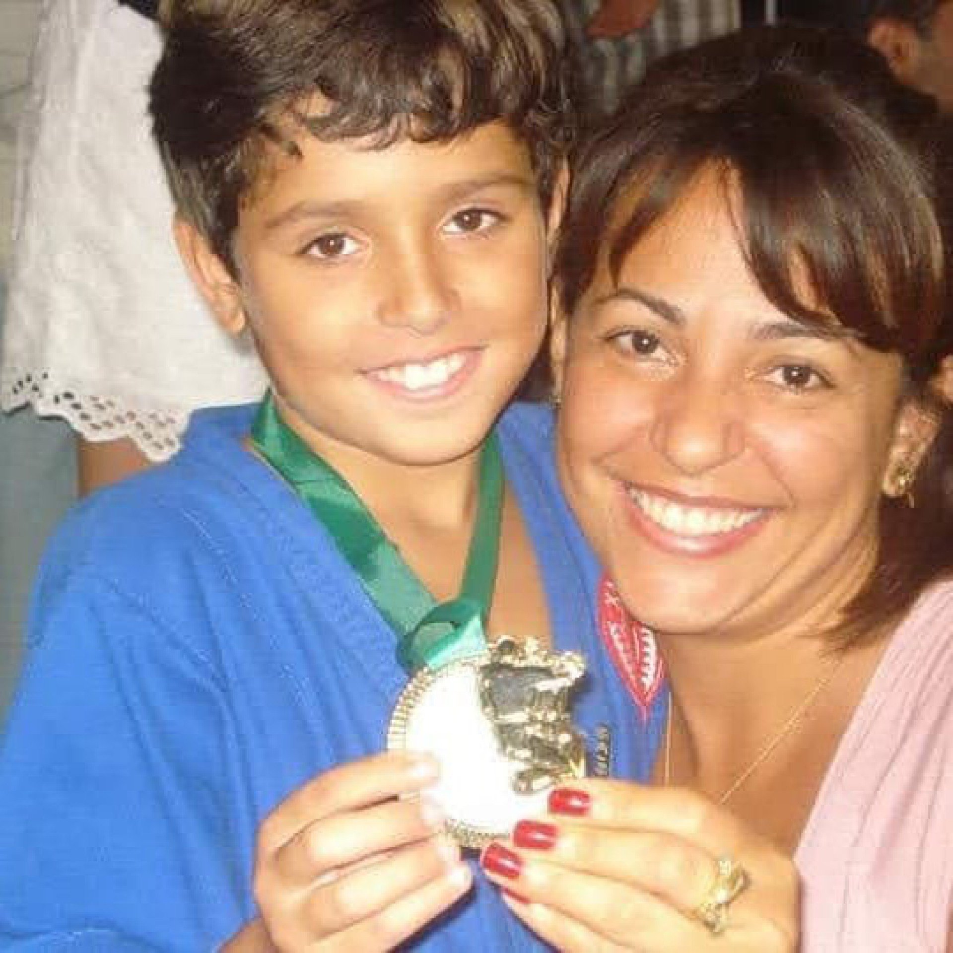 Rafael ao lado de sua mãe, com uma medalha conquistada em um torneio de jiu-jitsu quando era criança - Reprodução/Instagram