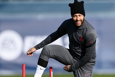 Em pleno Carnaval, Neymar chega 'bêbado' para treinar e manda recado a jornalista: 'Chupa hater'