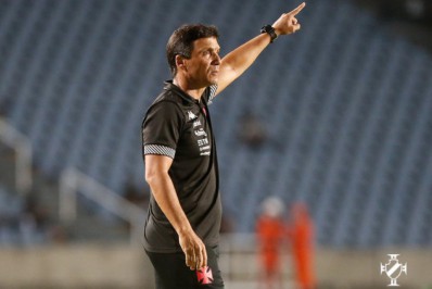 Zé Ricardo revela busca por novo atacante para reforçar o Vasco