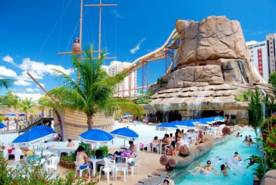 Criança morre após cair de toboágua de 15 metros de altura