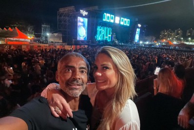 Ao lado de filha e namorada, Romário marca presença em jogo do Flamengo