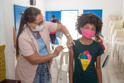 Crianças a partir de 5 anos recebem vacina contra a covid-19 em Arraial do Cabo nesta semana