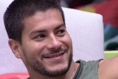 Arthur Aguiar explica tutorial de como 'lavar a bumbum' no 'BBB 22'