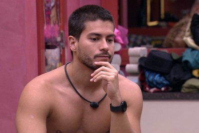 'BBB 22': Emparedado, Arthur Aguiar desabafa com brothers: 'Me sinto muito desprotegido'