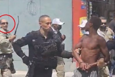 Vídeo: Homem é chamado de 'macaco' por guarda municipal durante protesto