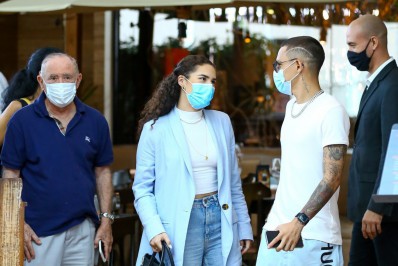 Após assumir namoro, Lívian Aragão é clicada ao lado de Jota e dos pais em shopping da Zona Oeste do Rio