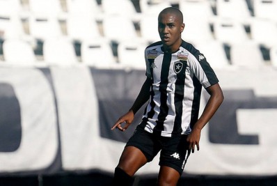 Exame descarta problema cardíaco em Vitor Marinho, lateral do Botafogo