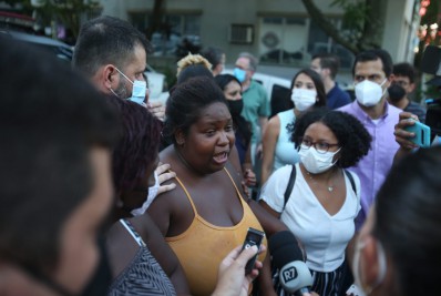 'Atirou no peito para matar', diz viúva de vendedor de bala morto por policial de folga em Niterói