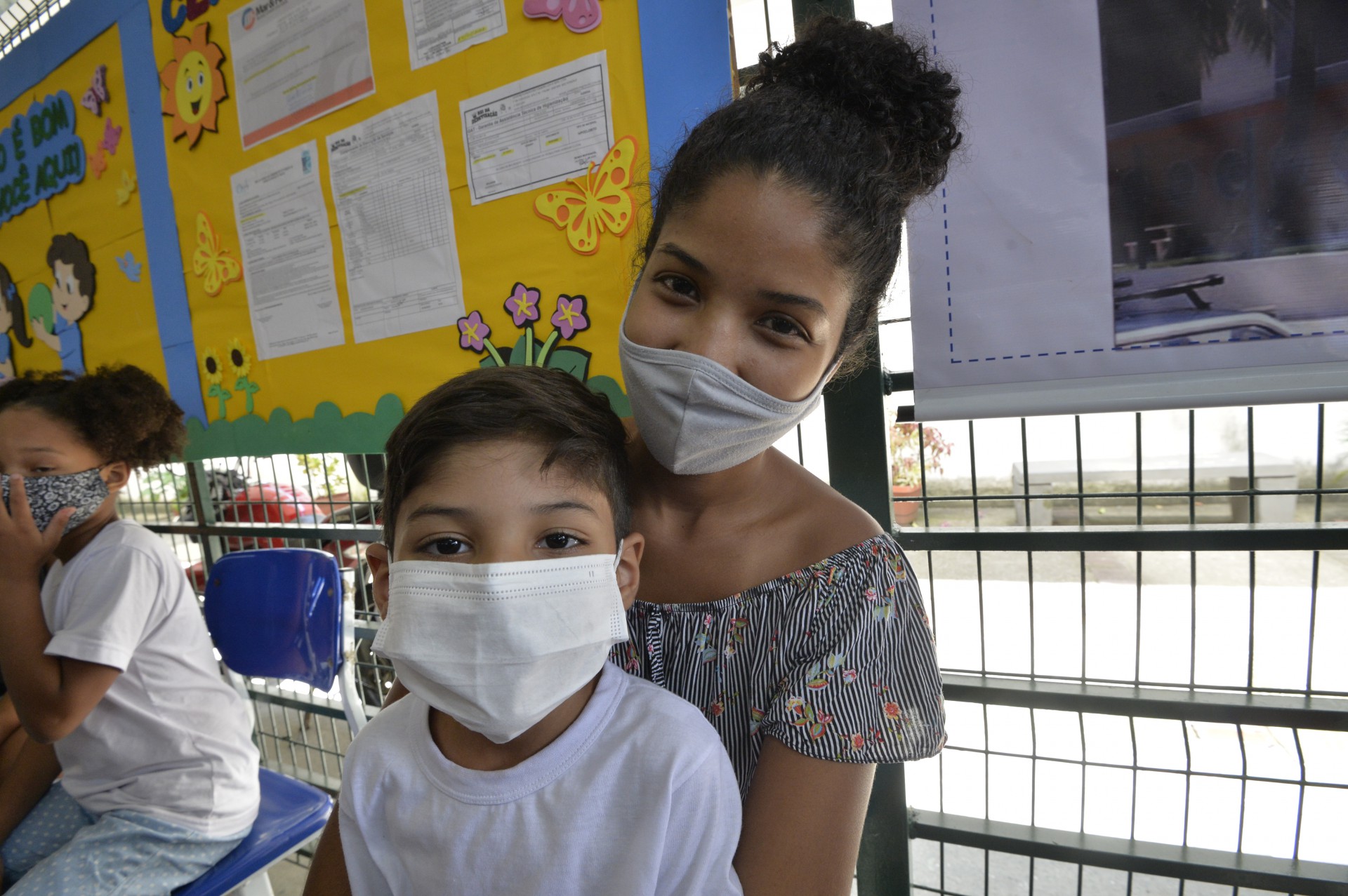 Raissa Machado preferiu levar o filho Arthur Machado para se vacinar na escola - Fabio Costa/ Agência O Dia                          