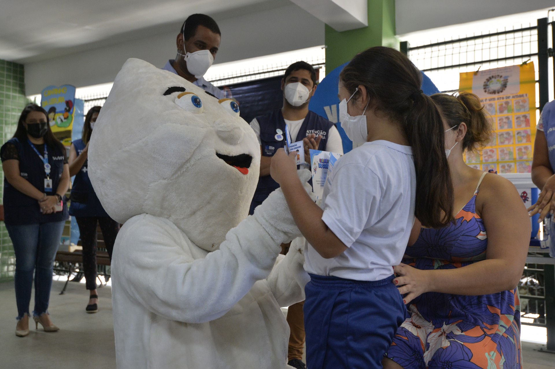 Zé Gotinha é xodó das crianças durante programa Vacina na Escola - Fabio Costa/ Agência O Dia                          