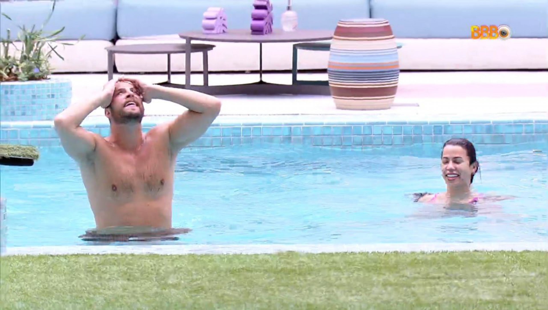 Gustavo e Larissa na piscina - Reprodução