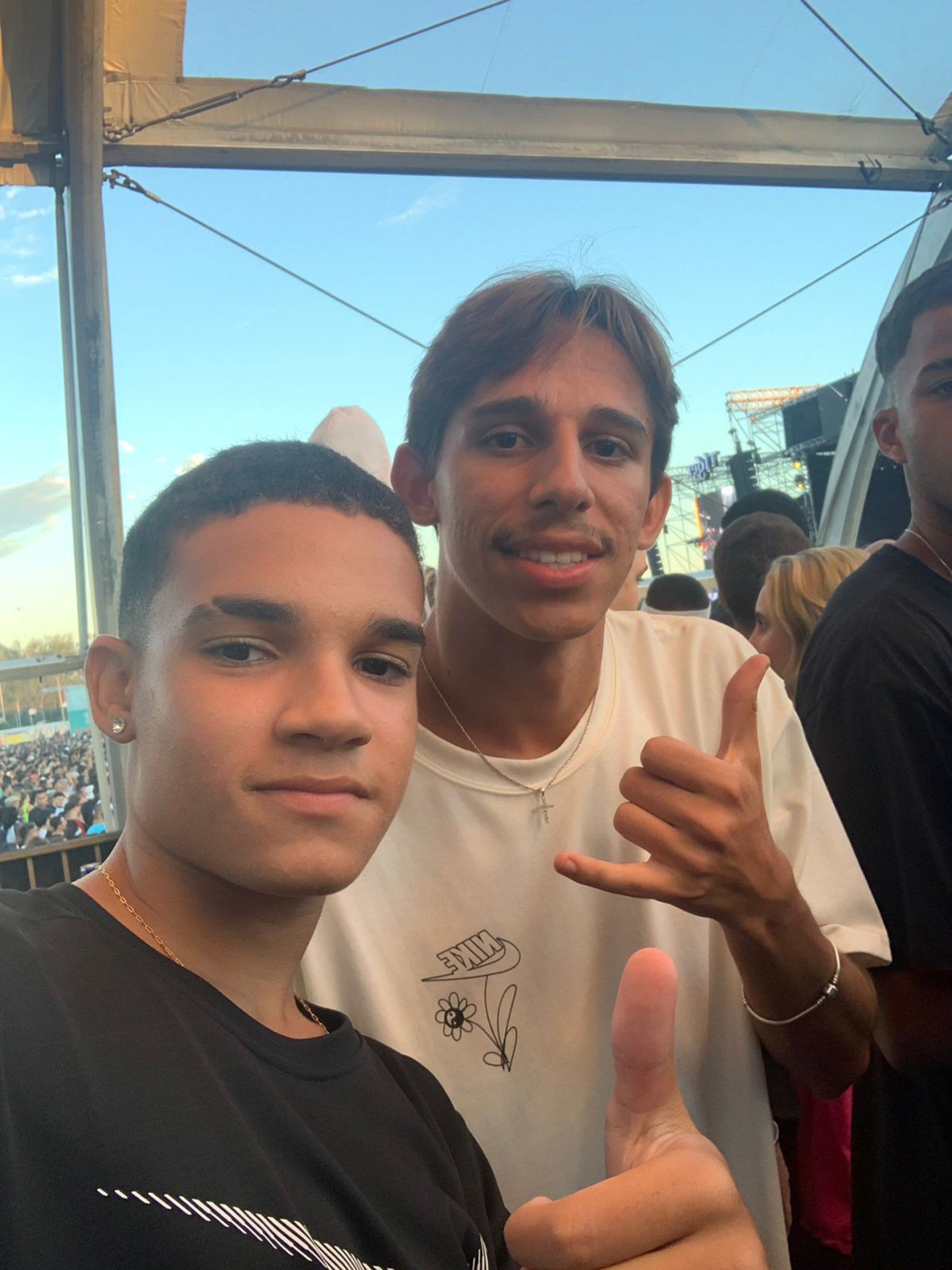 Werton, atacante do elenco sub-20 do Flamengo, tira foto com um fã no Rep Festival - Reprodução