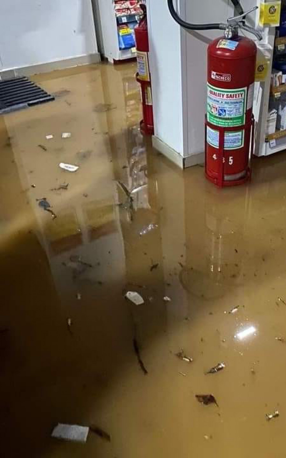 Uma farm&aacute;cia fica completamente alagada em Guapimirim