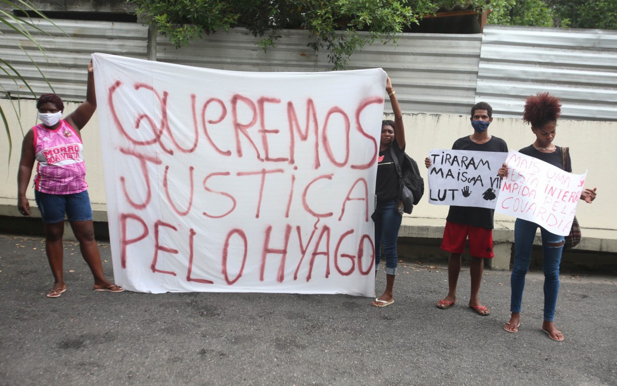 Rio,15/02/2022-BARRETO, Niteroi, cemiterio do Marui, enterro do vendedor de balas morto por um policial militar em Niteroi Na foto. velorio de Hyago Macedo, amigos fazem um protesto .Foto: Cleber Mendes/Ag&ecirc;ncia O Dia      