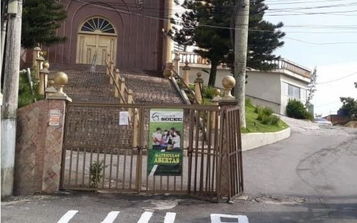 A inscri&ccedil;&atilde;o em apoio ao petista foi feita no asfalto na porta de uma das maiores e mais importantes igrejas da cidade.