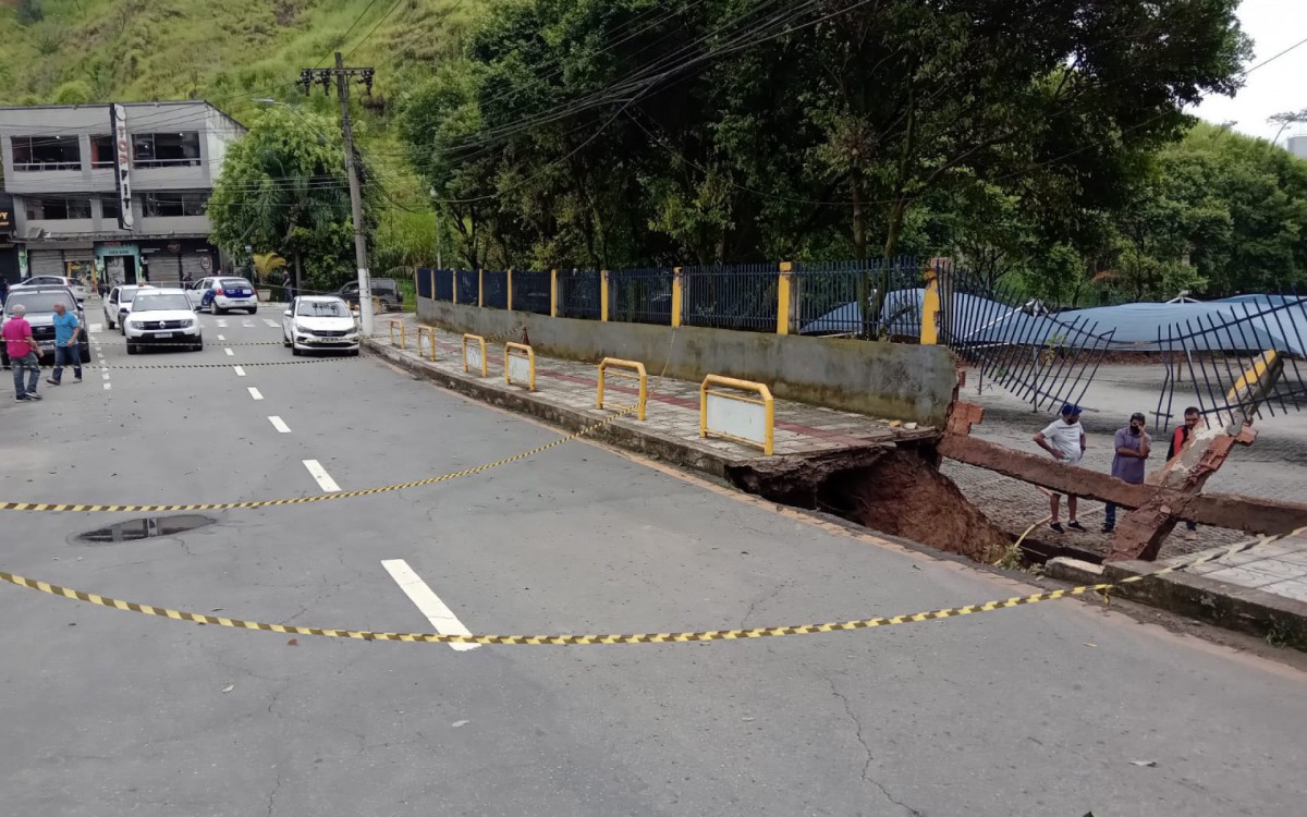 Parte da cal&ccedil;ada afundou no Centro de Barra Mansa - Divulga&ccedil;&atilde;o