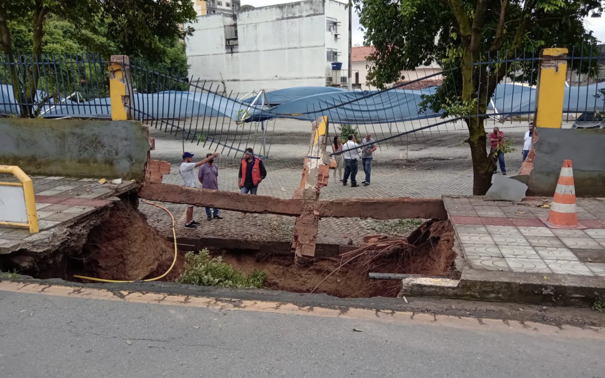 Parte da cal&ccedil;ada afundou no Centro de Barra Mansa
