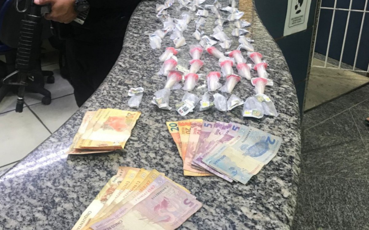 Durante a ação, foram apreendidos pinos de cocaína e dinheiro - Letycia Rocha