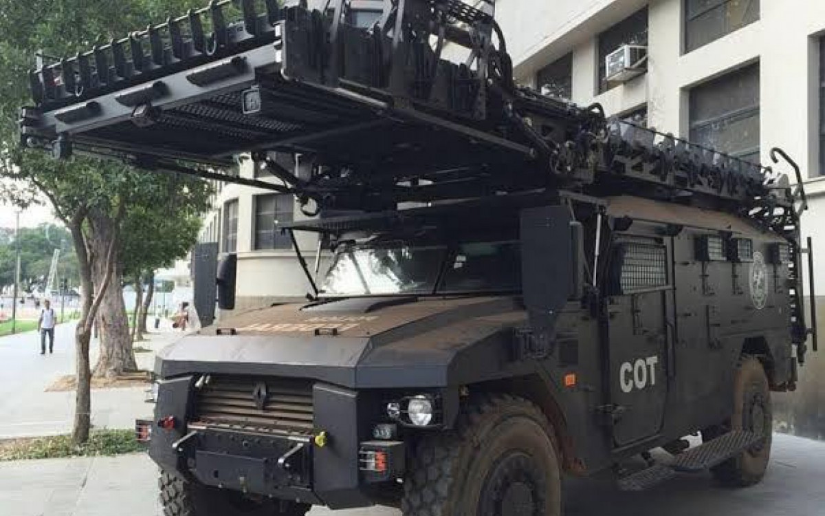 Ve&iacute;culo blindado da Pol&iacute;cia Federal atua nas ruas do Rio