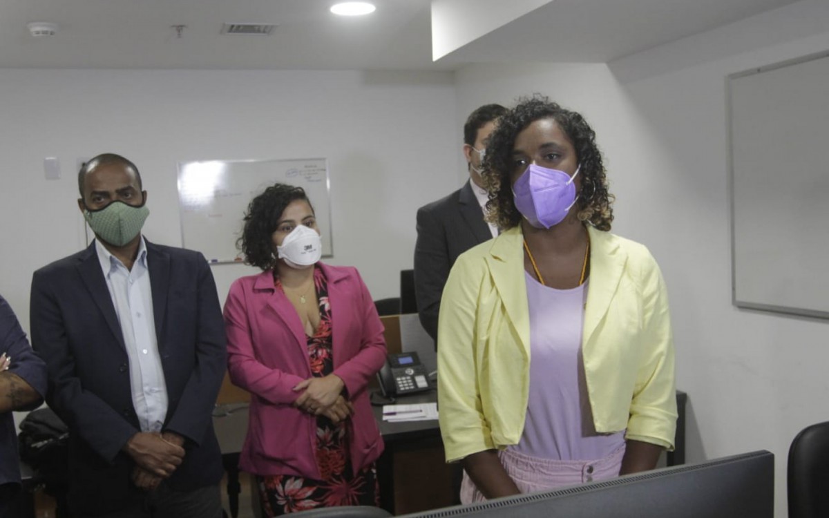 Deputada Estadual Dani Monteiro ao lado de Vivi Reis e o vereador professor Josemar - Marcos Portos / Agência O Dia