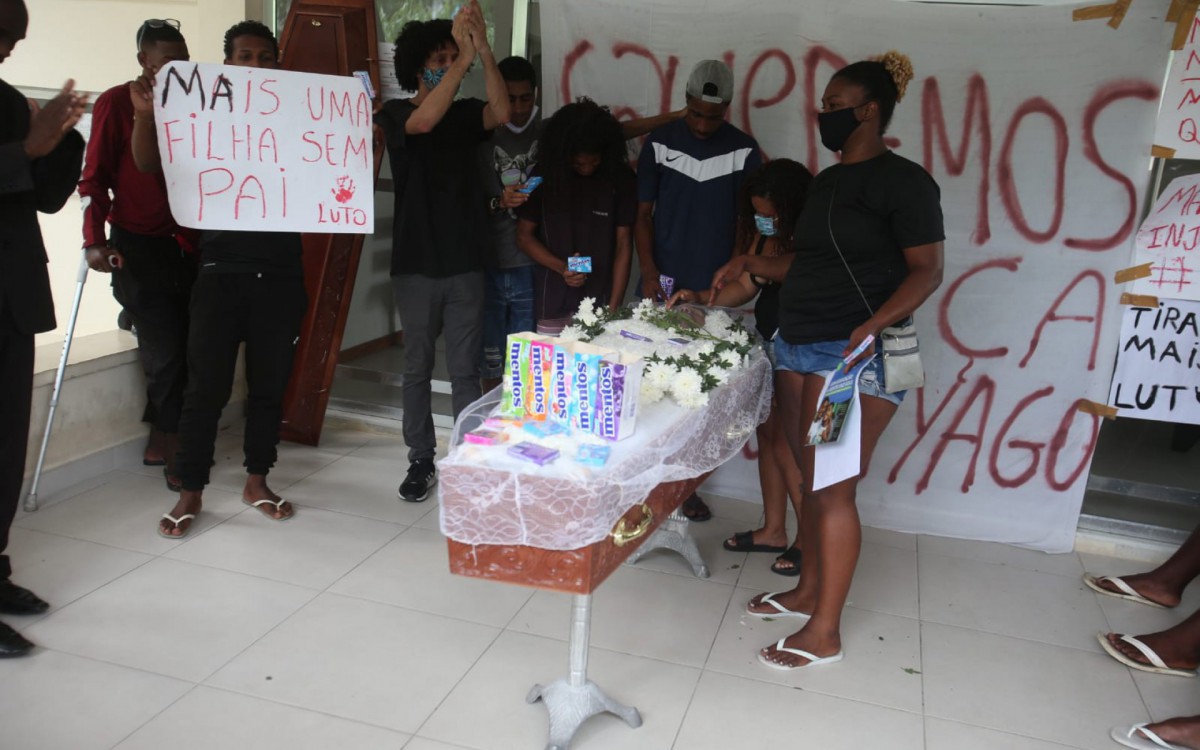 Vel&oacute;rio de Hiago Macedo de Oliveira, vendedor de balas morto na esta&ccedil;&atilde;o das barcas em Niter&oacute;i