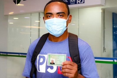 Moradores da Muzema e do Jacarezinho recebem primeiros documentos emitidos pelo Detran