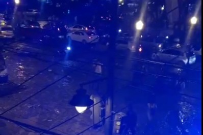 (VÍDEO) Arrastão e correria são registrados no centro de Petrópolis após as fortes chuvas