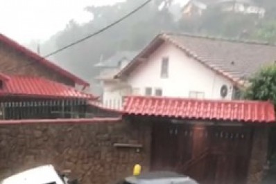 Vídeo: Chuva torrencial atinge Petrópolis; há pelo menos um morto