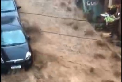 (VÍDEO) Enxurrada na Rua 24 de Maio assusta moradores do bairro