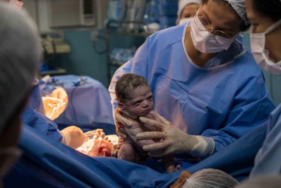 Fotógrafo que registrou 'bebê brava' na Baixada reencontra menina após dois anos