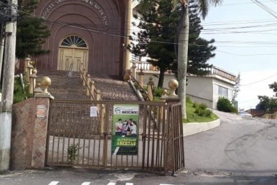 Pichação pró Lula na porta de Igreja de Arraial vira polêmica na cidade 