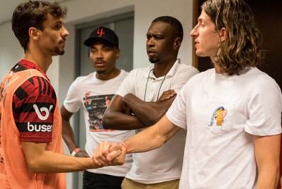 Próximo da Supercopa, Filipe Luís e Rodrigo Caio são vistos assistindo campeonato de tênis no Rio de Janeiro