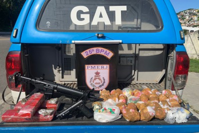 Cocaína, maconha e réplica de fuzil são apreendidos em Arraial do Cabo