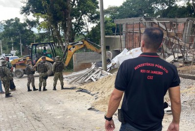 Construções irregulares são demolidas em área dominada pela milícia na Zona Oeste do Rio