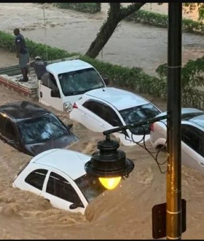 Rua do Imperador, no centro da cidade, ficou totalmente pelas águas das chuvas - Reprodução/Redes Sociais
